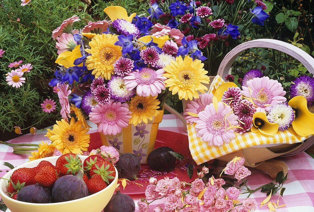 Gerbera-Strauss mit verschiedenen Blüten,Erdbeeren und Feigen