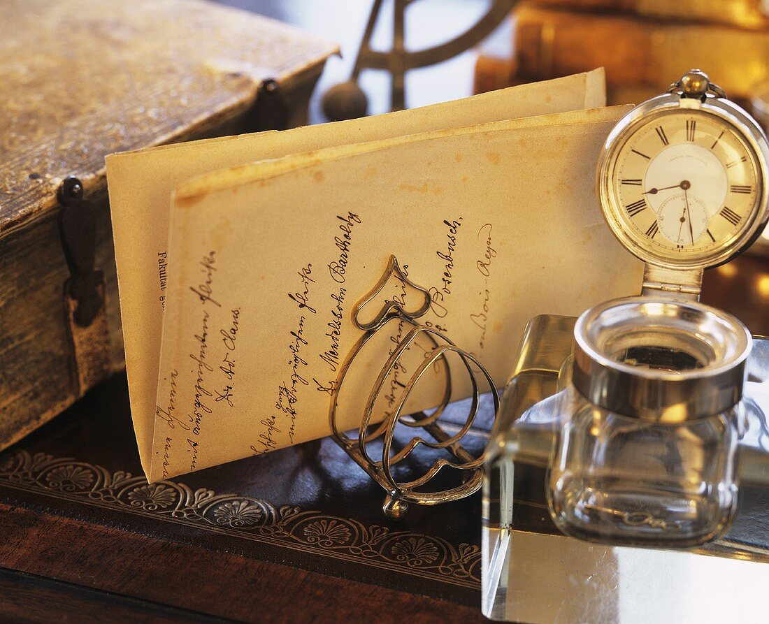 Antiker Schreibtisch mit Brief in Briefständer & Tintenfass