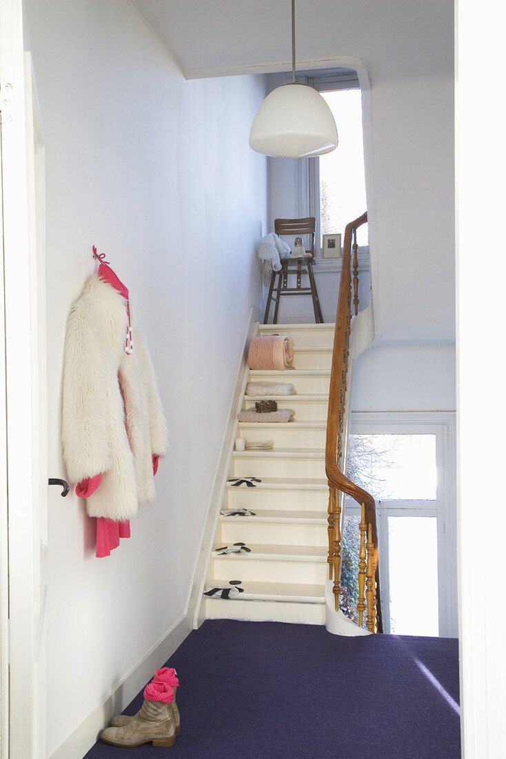 Flurbereich und Treppenaufgang mit schmaler Holztreppe & Holzgeländer