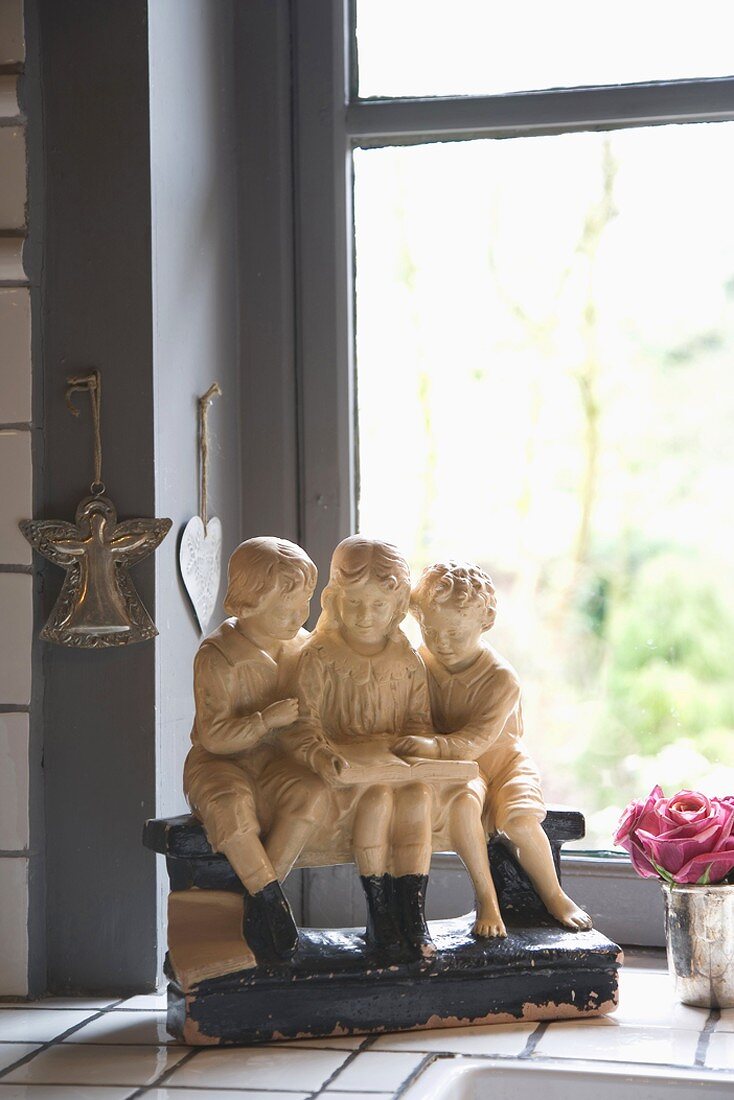 Small sculpture of children