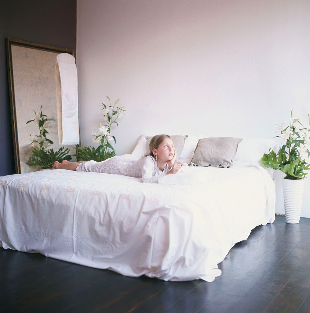 Mädchen im Bett liegend