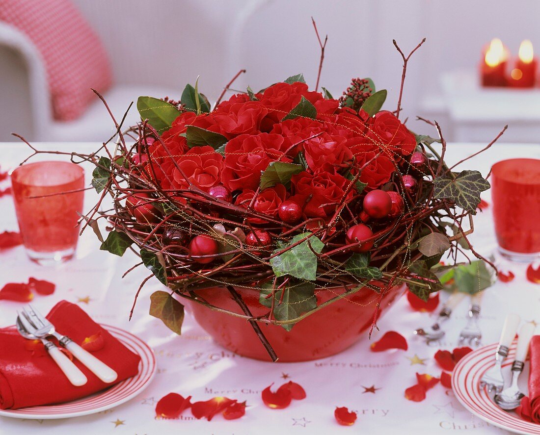 Rosengesteck mit Efeu, Hartriegel und Weihnachtskugeln