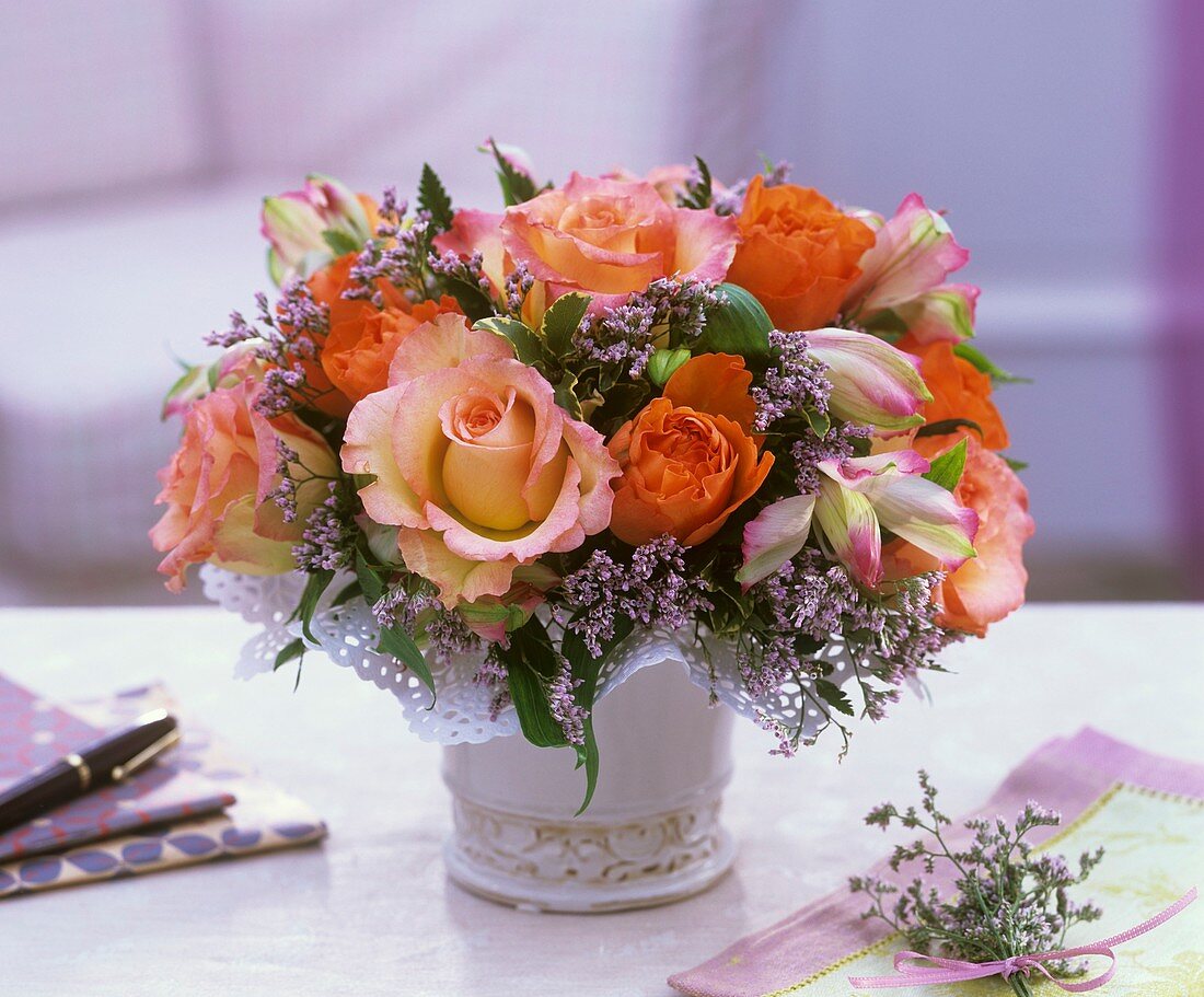 Blumemstrauss aus Rosen, Limonium und Pittosporum