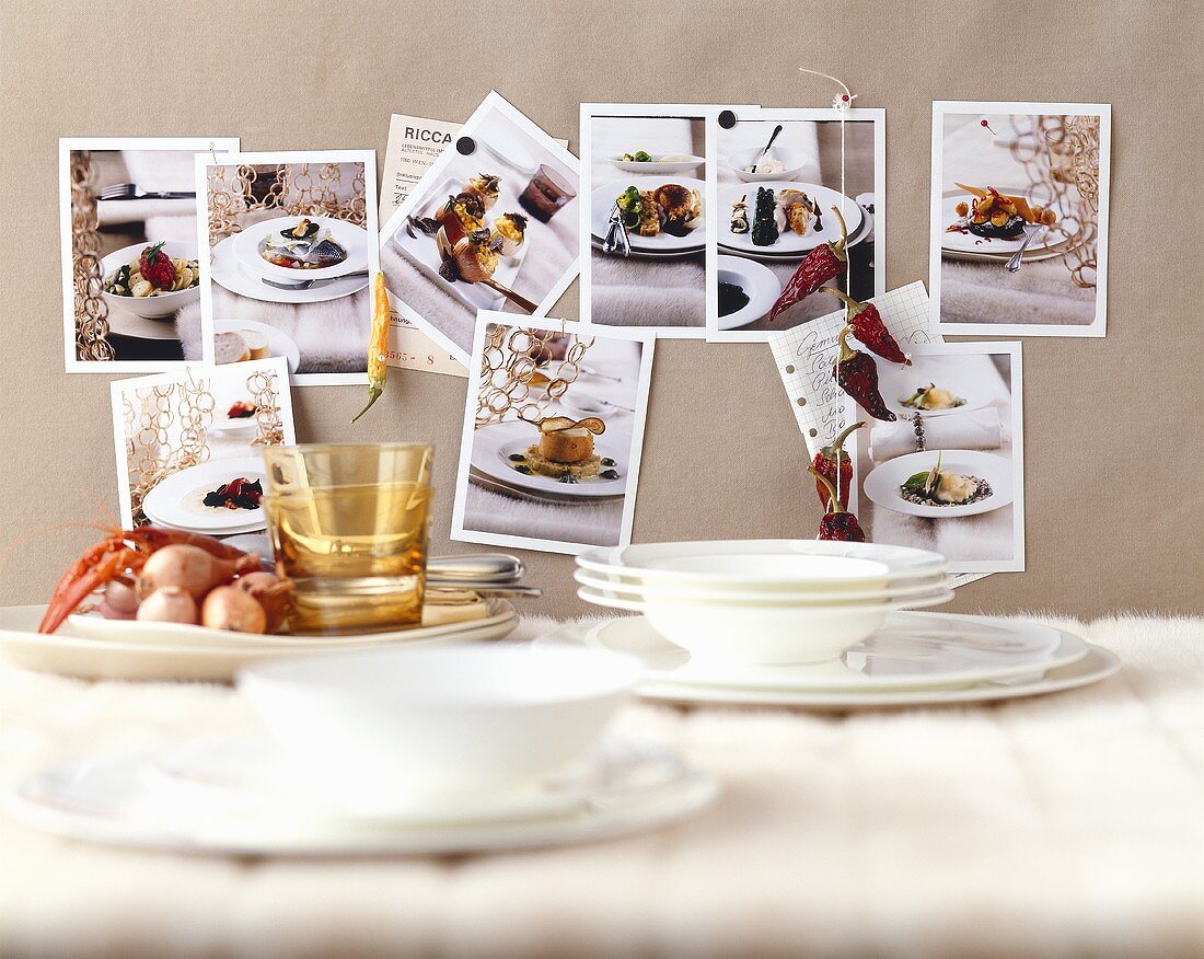 Küchen-Stillleben mit Geschirr und Fotos an der Wand