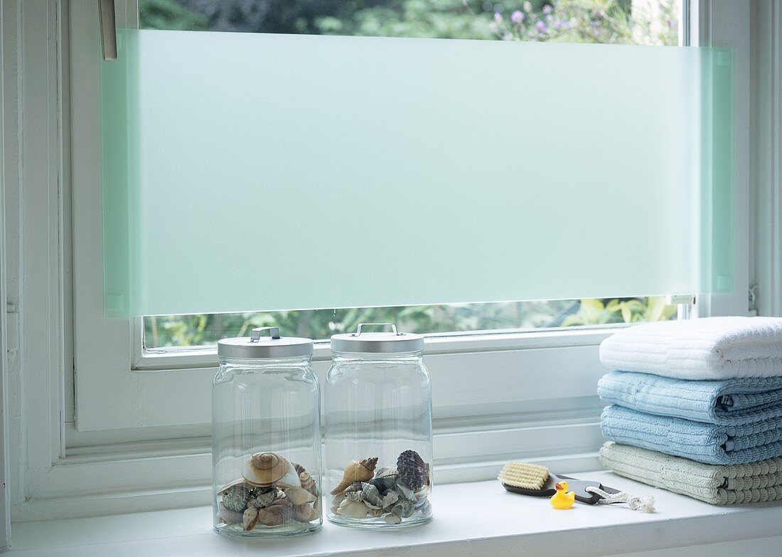 Sichtschutz aus Acrylglas am Fenster im Bad