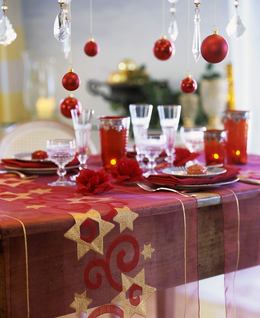 Weihnachtlich gedeckter Tisch in rot