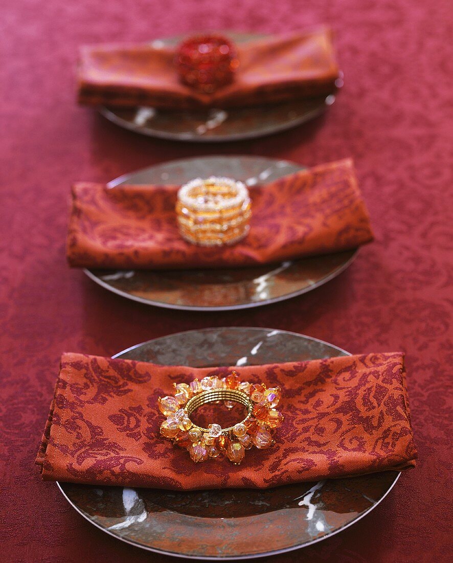Rot gedeckter Tisch mit Stoffservietten und Ringen