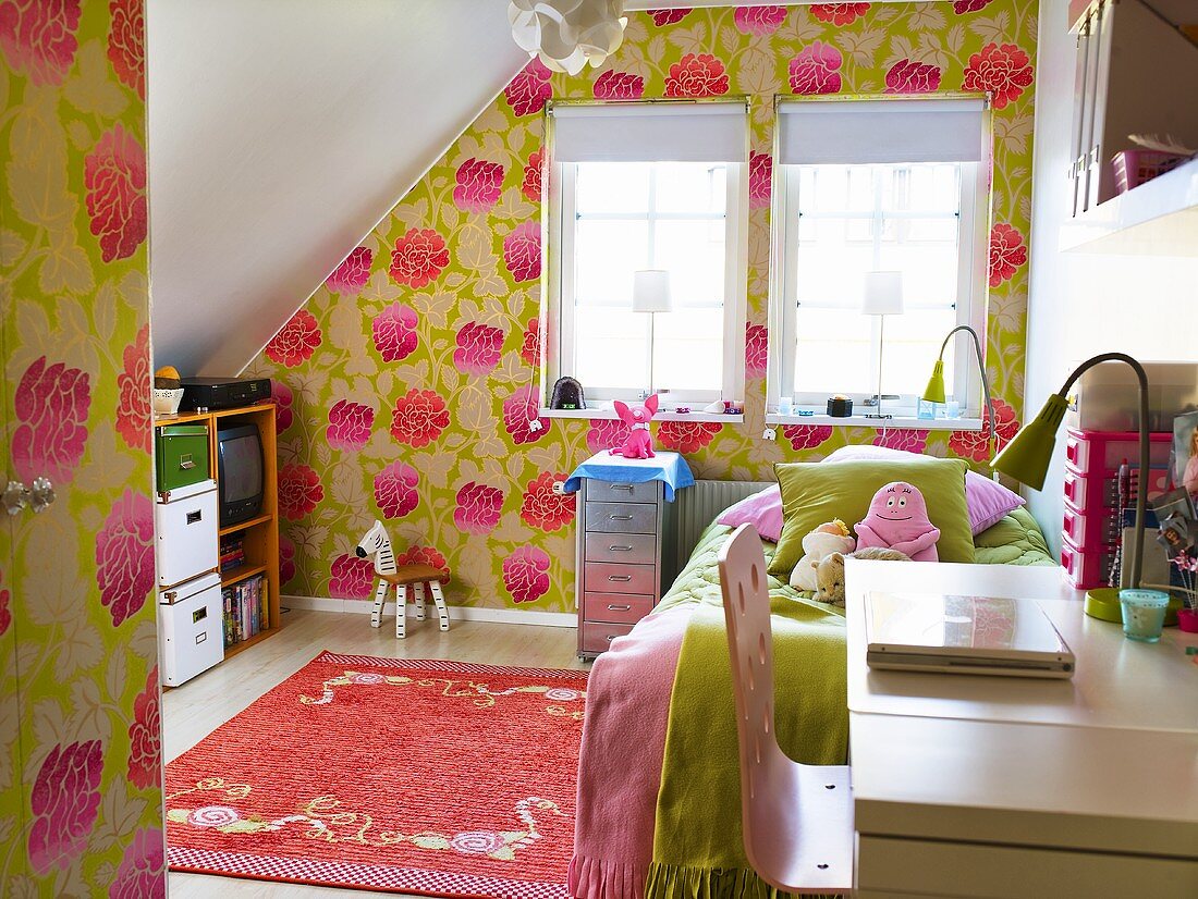Kinderzimmer für Mädchen mit Blumenmuster-Tapete, Schreibtisch & Bett