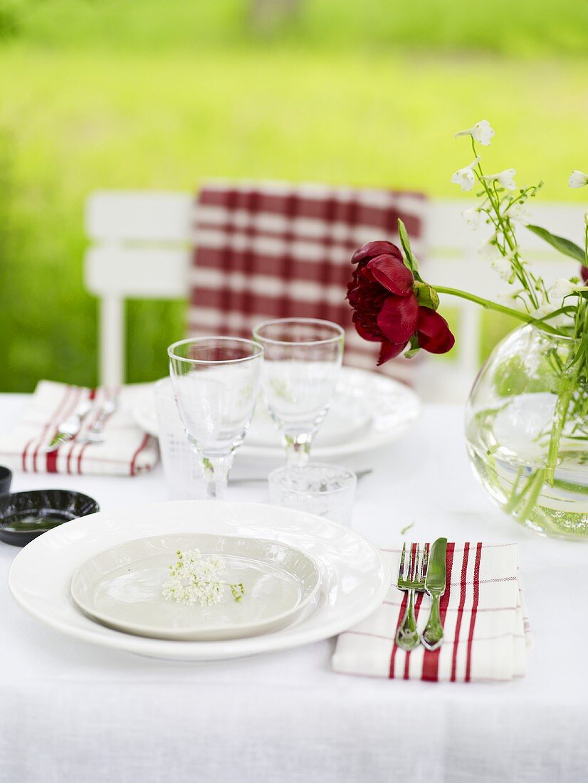 Gedeckter Tisch im Garten