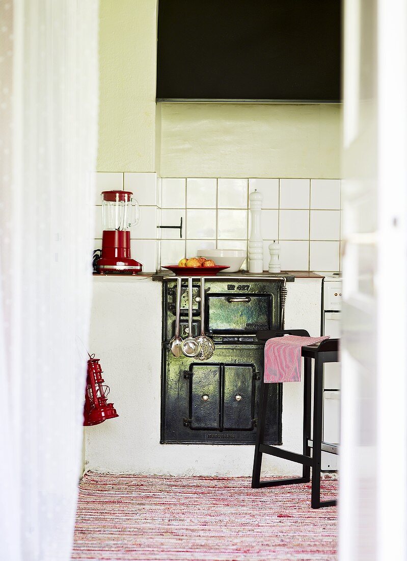 Blick in eine Küche mit altem Holzofen