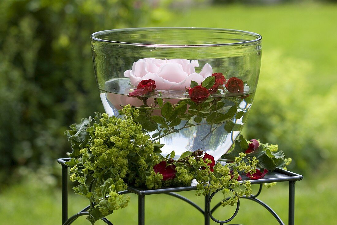 Schwimmende Rosenkerze, Rosenblüten und Frauenmantel