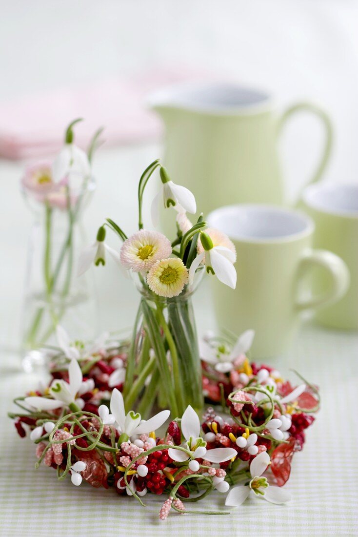 Kränzchen mit Bellis und Schneeglöckchen