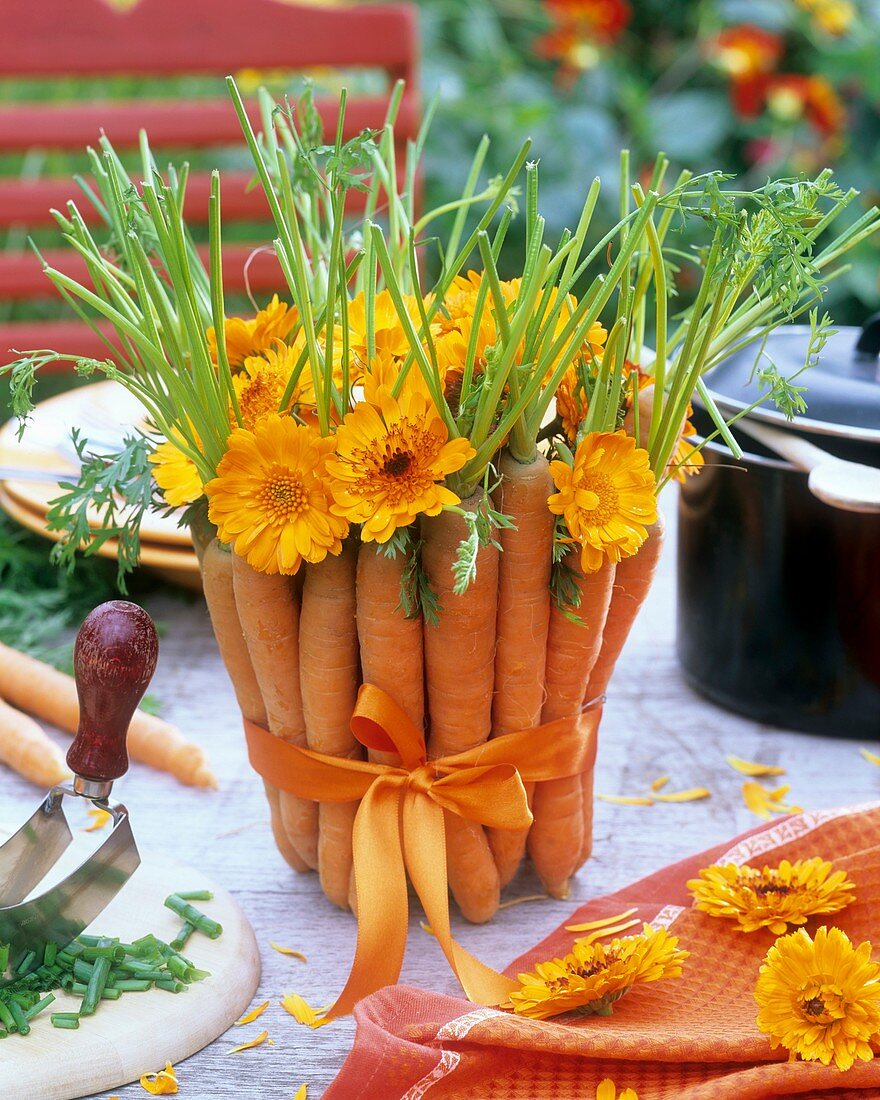 Strauss aus Karotten und Ringelblumen
