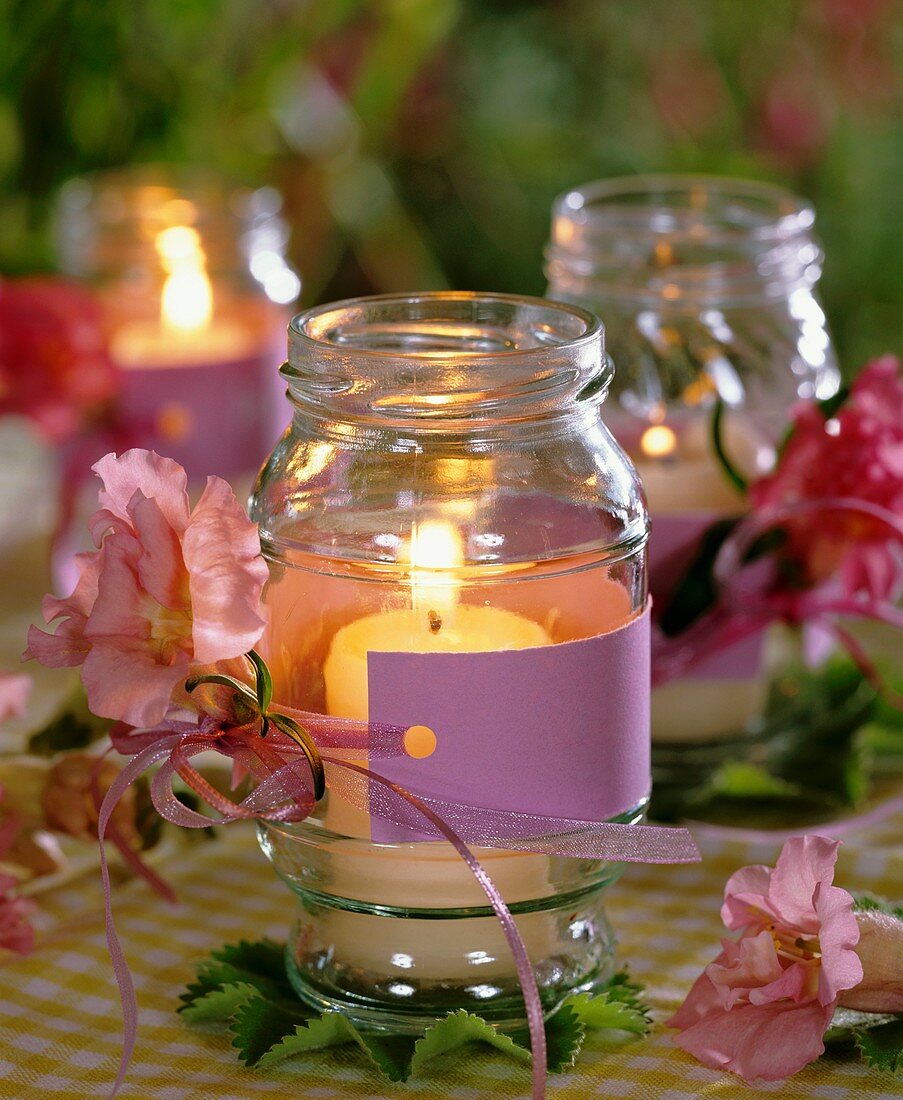 Candle in screw-top jar with snapdragons