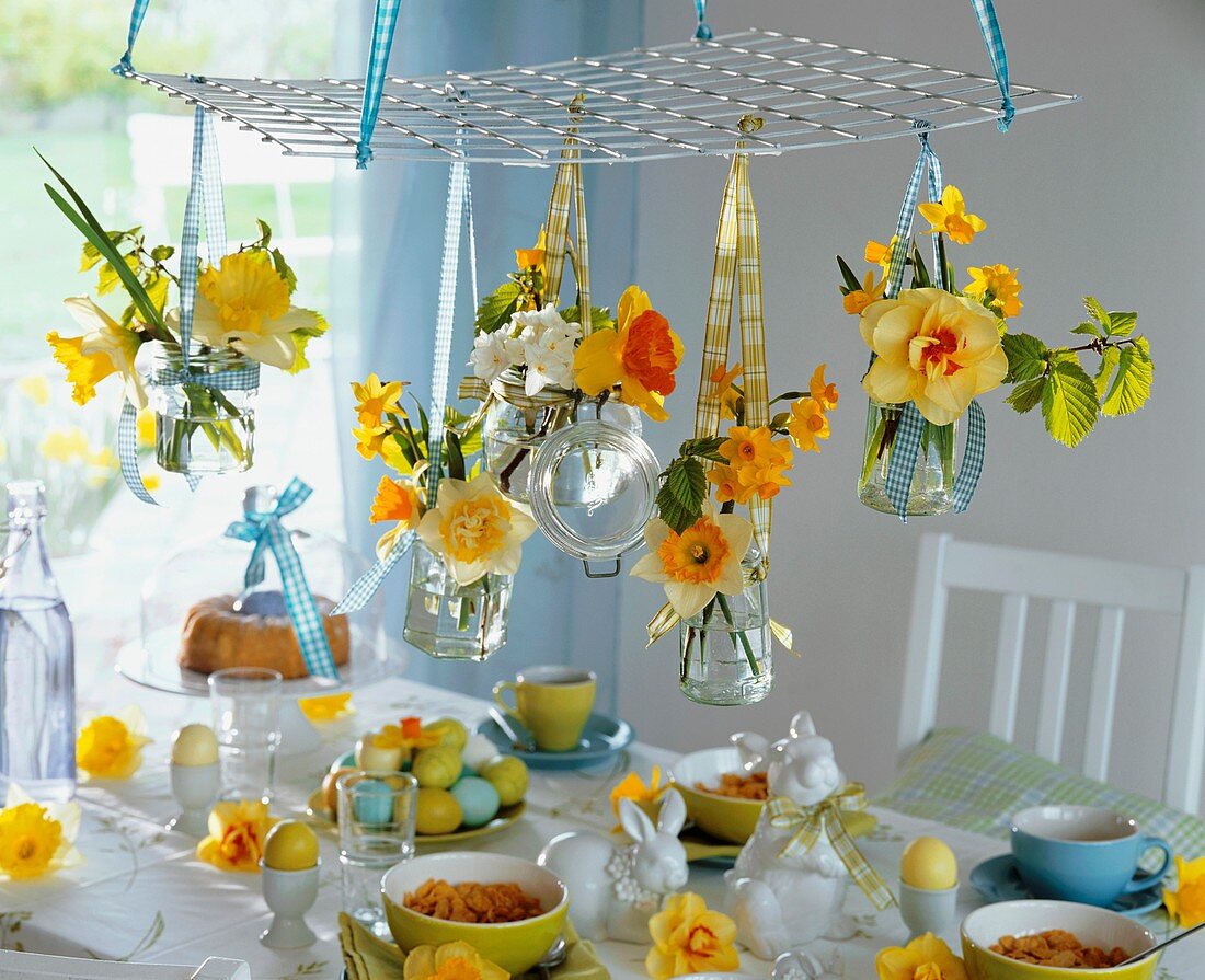 Osterfrühstückstisch mit Narzissen dekoriert
