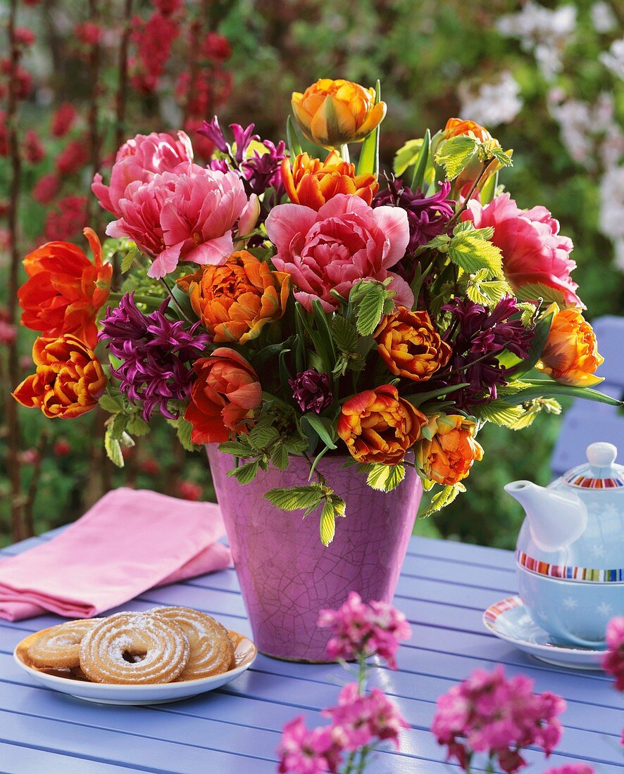 Tulpenstrauss mit Hyazinthen, Vanillekringel und Kaffeekanne
