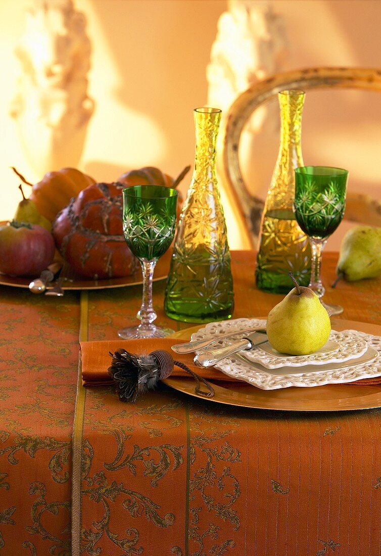 Herbstlich gedeckter Tisch mit Birne