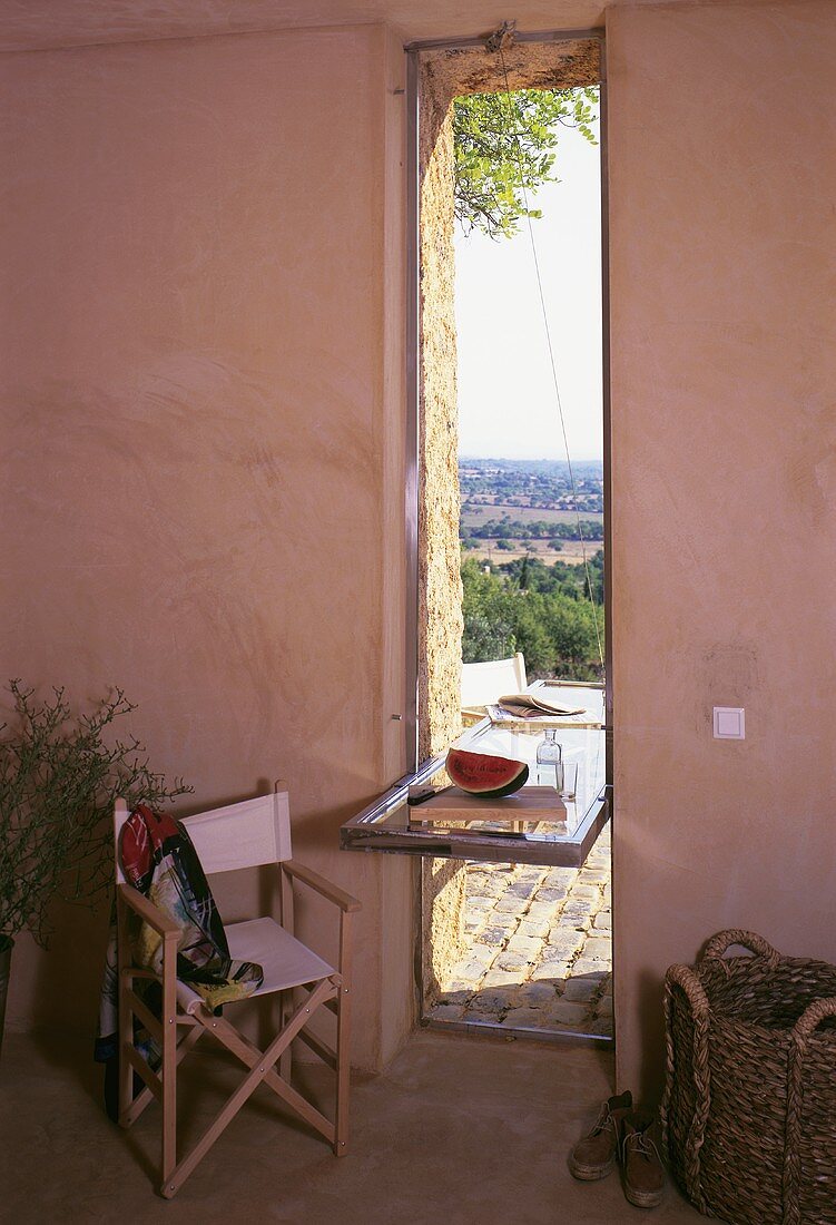 Längliches Kippfenster als Tisch zwischen Wohnraum & Balkon