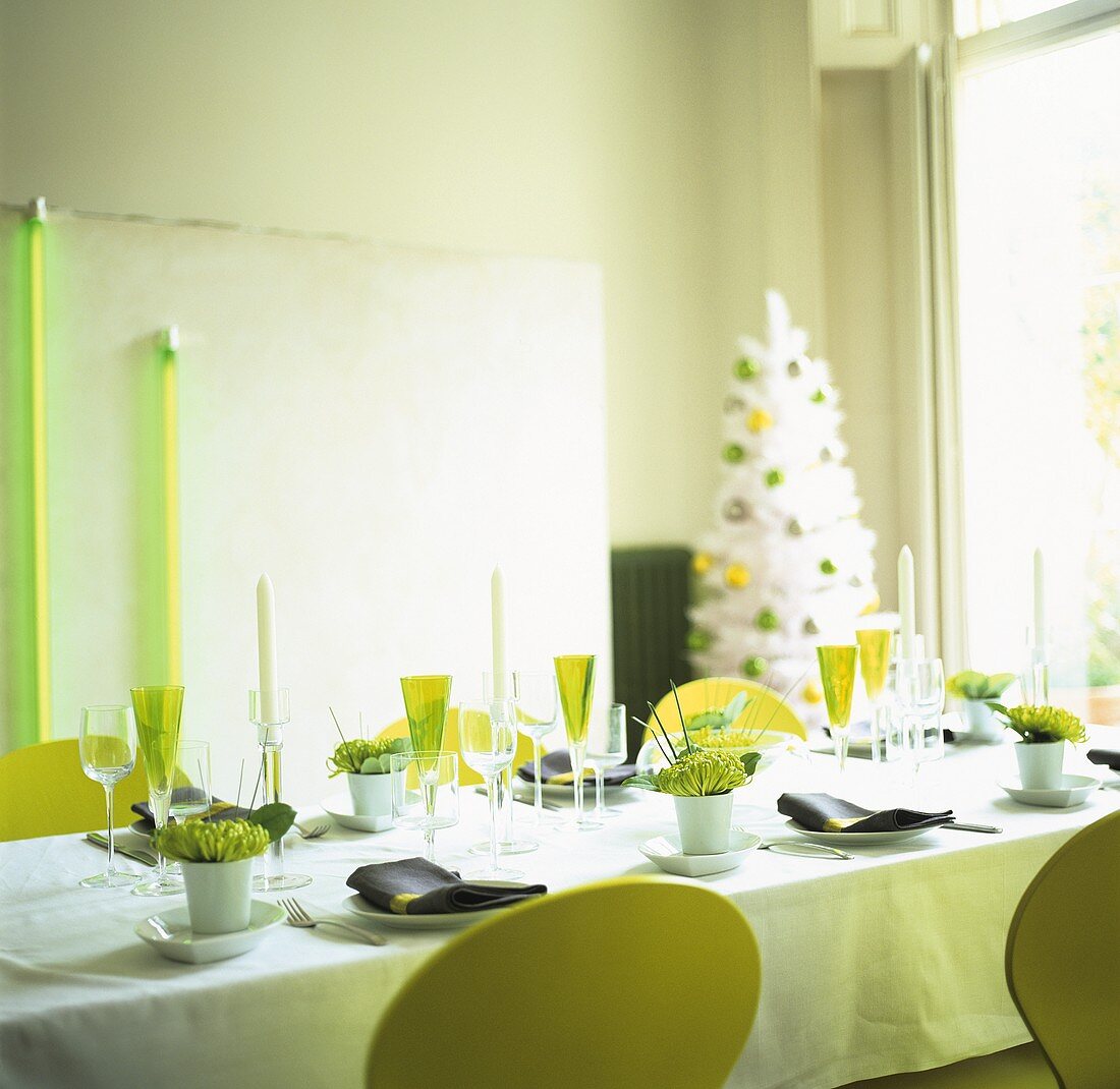 Festlich gedeckter Tisch und künstlicher Weihnachtsbaum