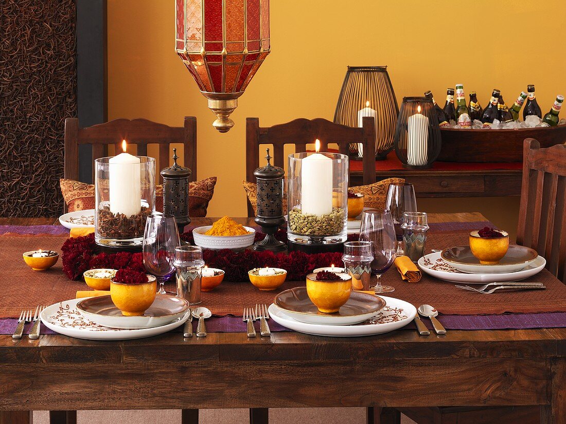 Festlich gedeckter Tisch mit Kerzen & roten Nelken dekoriert