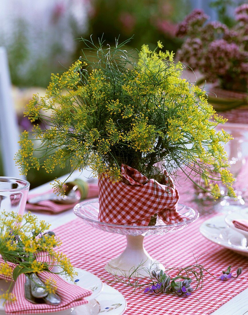 Table decoration of fennel flowers with checked napkin