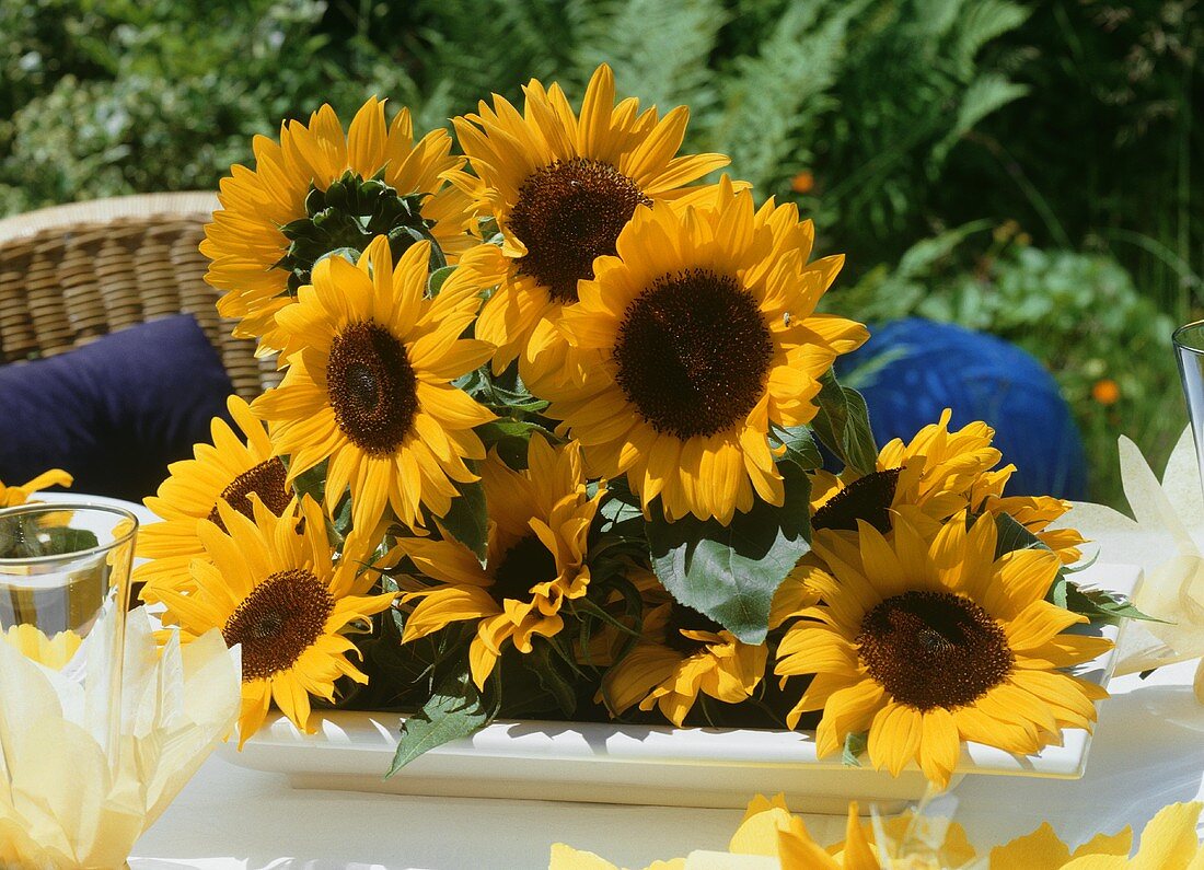 Gesteck aus Sonnenblumen als Tischdeko