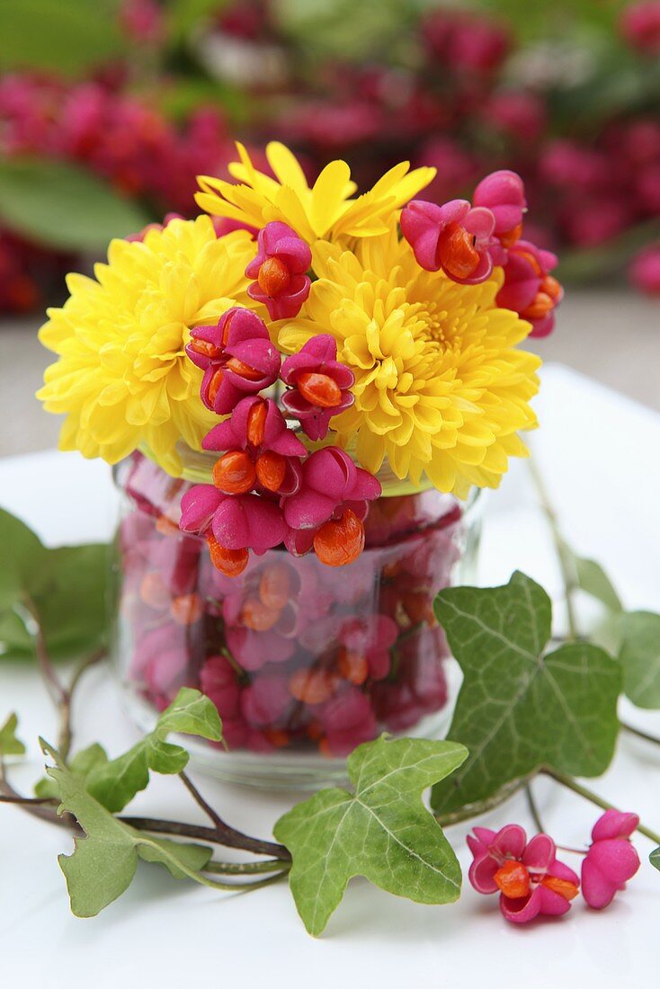 Kleiner Blumenstrauss mit Chrysanthemen und Pfaffenhütchen