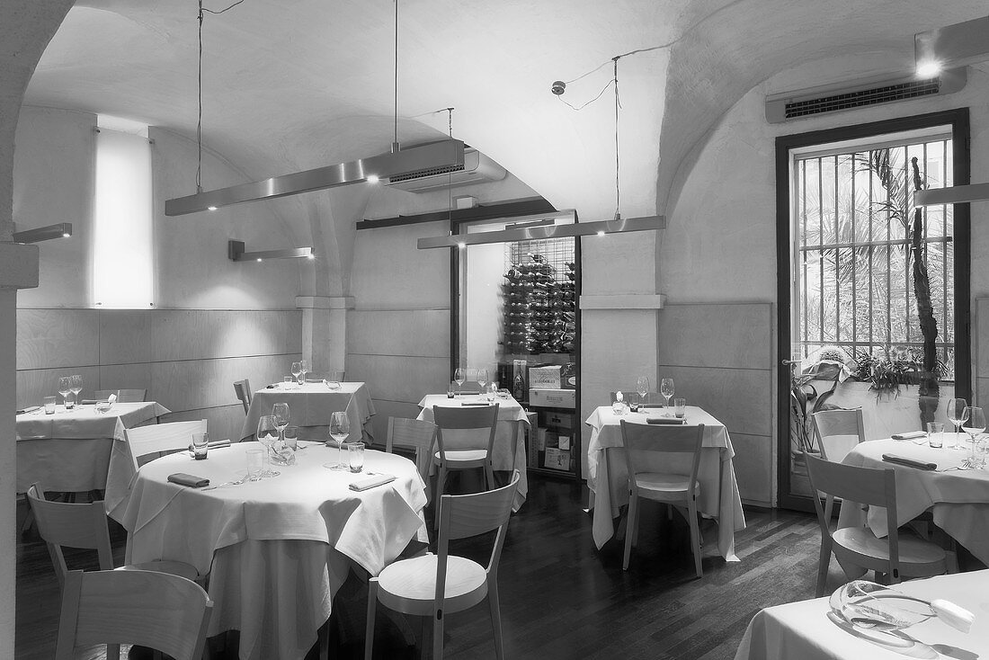 Designer Restaurant mit Deckengewölbe in Schwarz weiss Aufnahme