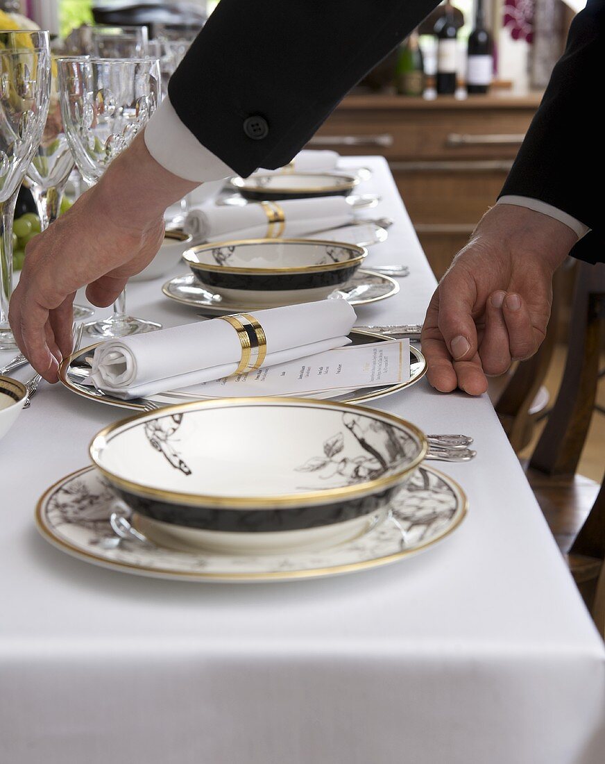 Kellner am festlich gedeckten Tisch