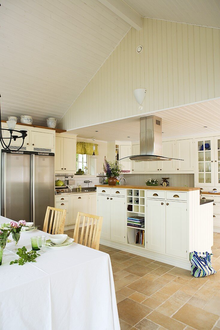 Wohnküche in Weiß mit Küchentheke & Esstisch