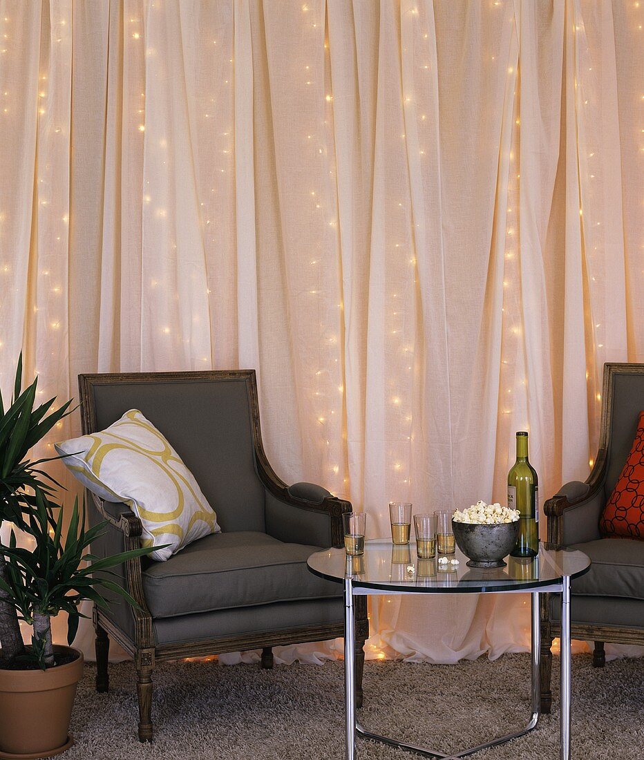 Raum für Party mit Vorhängen & Lichterketten dekoriert
