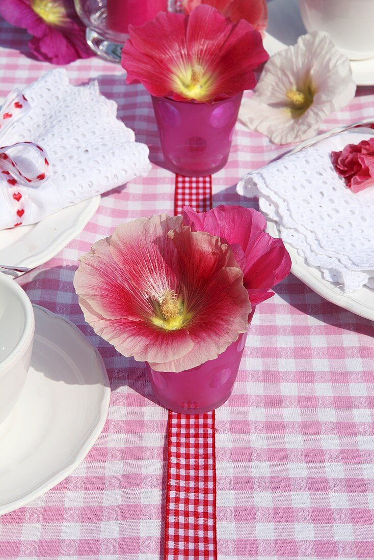 Gedeckter Tisch mit sommerlicher Blumendeko