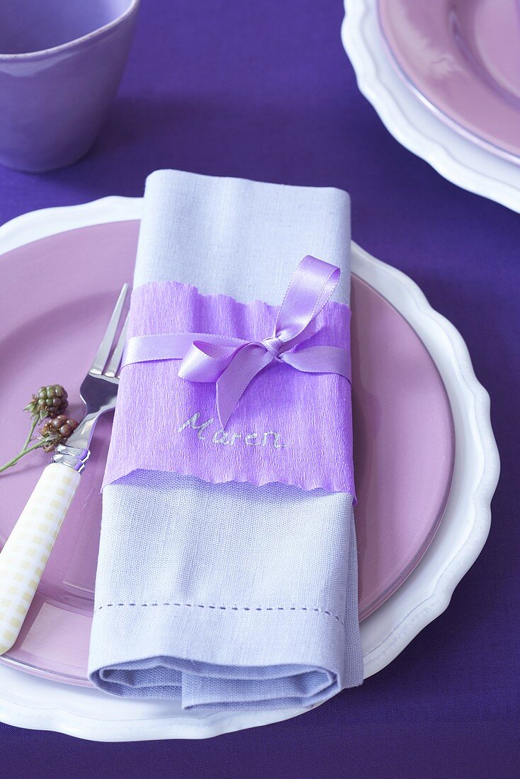 A place setting with crepe paper as a place card