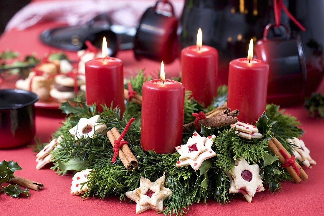 Adventskranz mit roten Kerzen und Plätzchen
