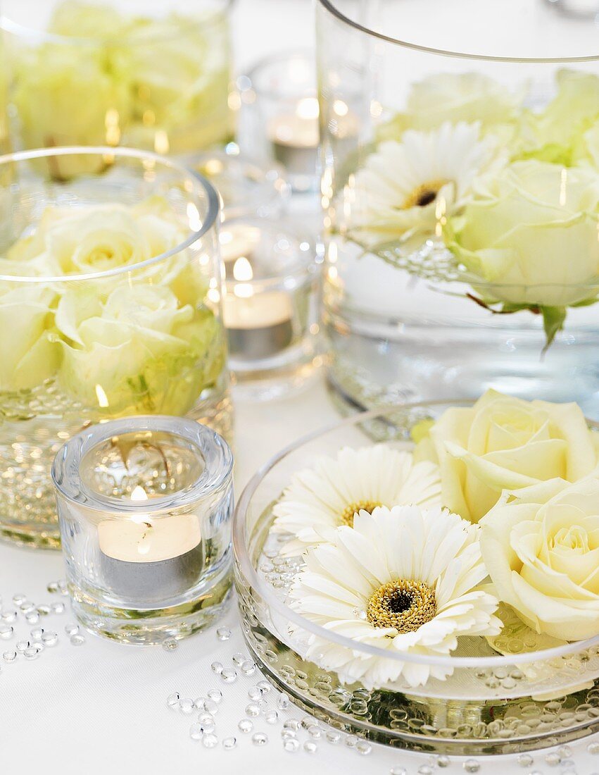 Festliche Tischdeko mit weissen Blumen und Teelichtern