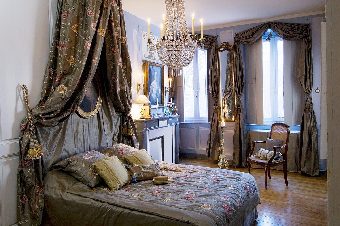 Schlafzimmer mit Doppelbett, Kronleuchter & farblich abgestimmter Bettwäsche, Betthimmel & Fenstervorhängen
