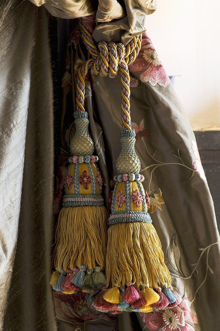 Gardine mit dekorativer Kordel (Nahaufnahme)