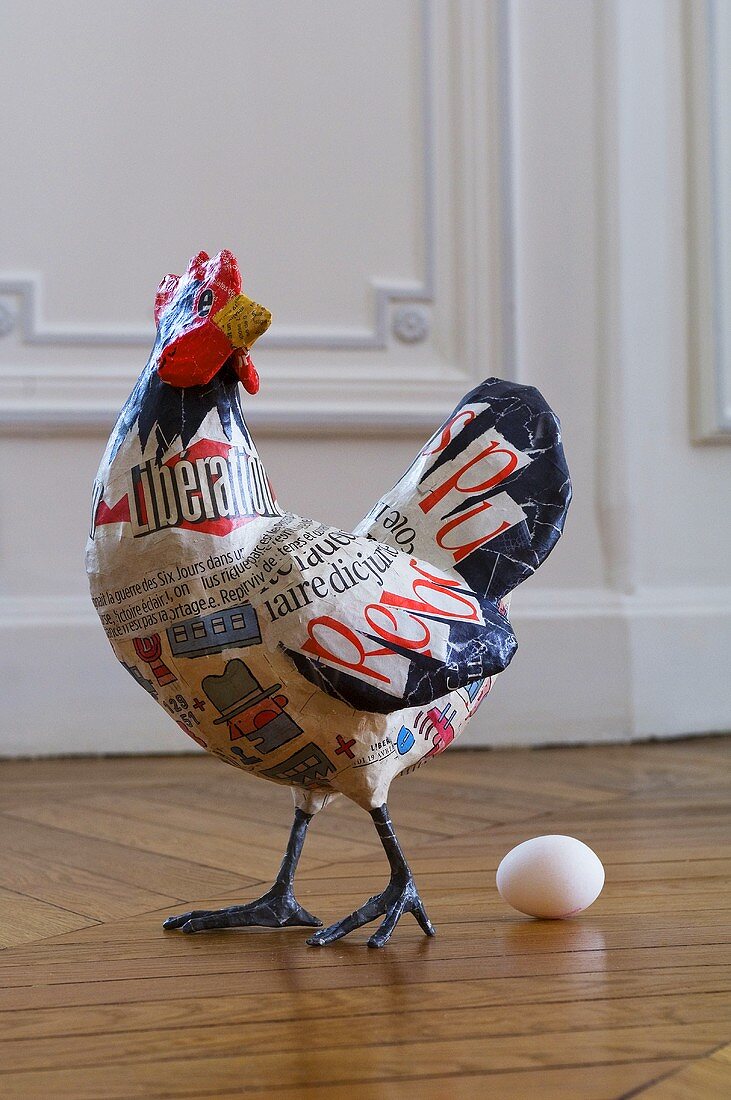 Deko-Huhn mit Ei zu Ostern