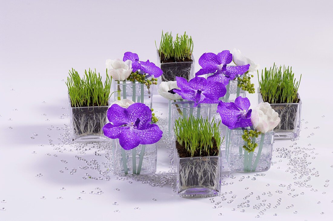 Tischdeko aus violetten und weissen Blumen und Gräsern