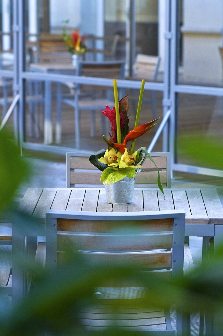 Tisch mit Blumendeko auf einer Terrasse