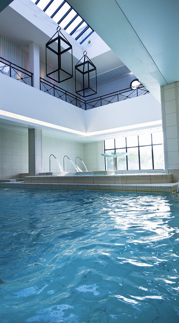Schwimmbecken mit Galerie in einem Wellness-Hotel