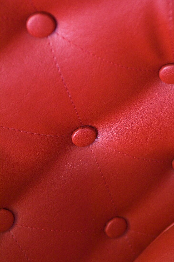 Detail aus rotem Lederstuhl