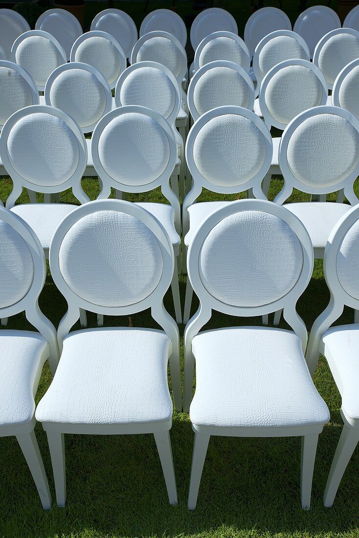 Viele Stühle in Reihen
