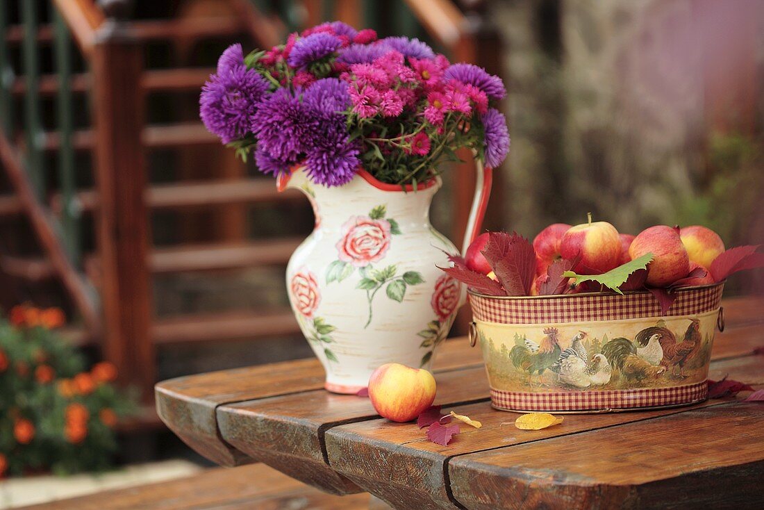 Stillleben mit Äpfeln und Blumenstrauss
