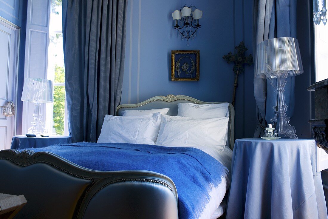 Schlafzimmer in Blau mit Doppelbett im Schloss La Verrerie (Frankreich)