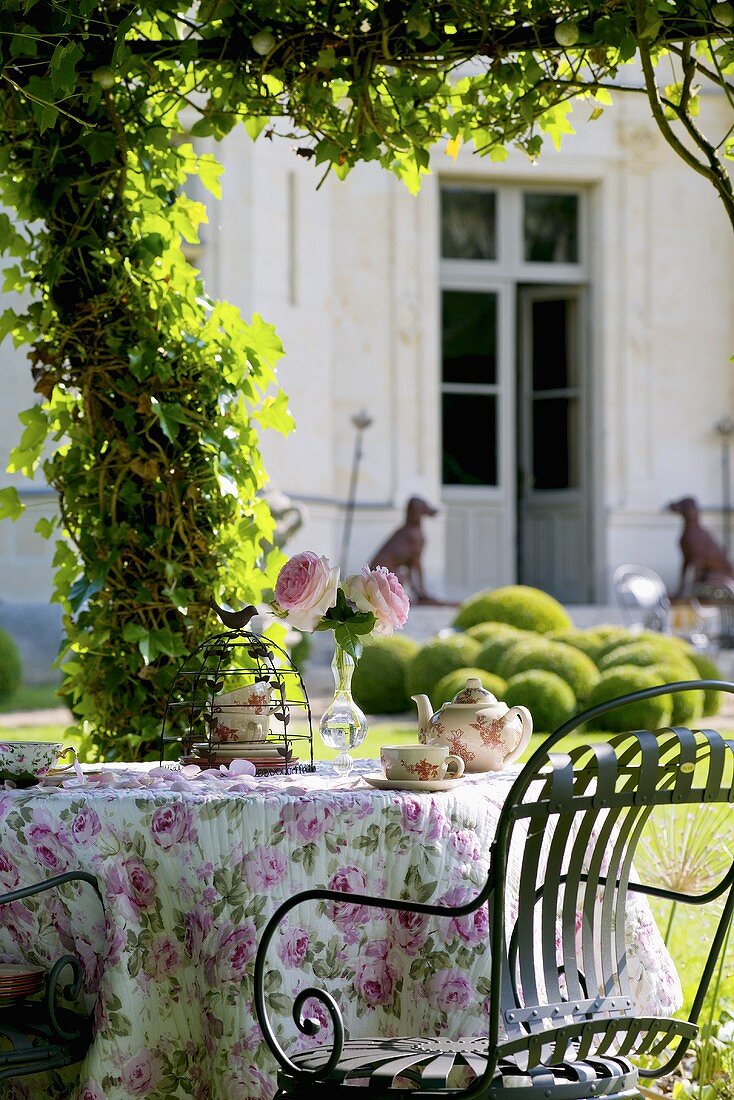 Romantischer Teetisch im sommerlichen Garten vor Schloss La Verrerie (Frankreich)