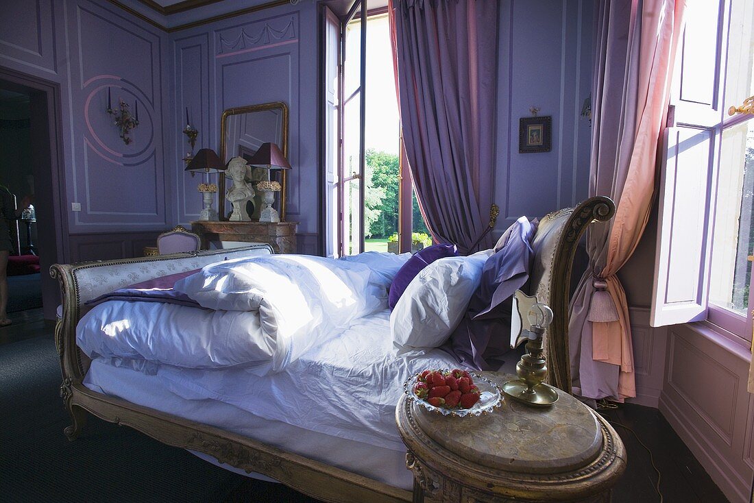 Stilvolles Zimmer mit antikem Bett im Schloss La Verrerie (Frankreich)