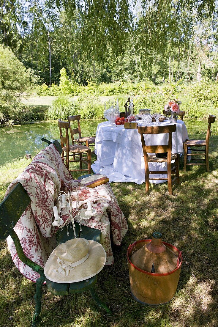 Gedeckter Tisch im romantischen Garten - Bild kaufen ...