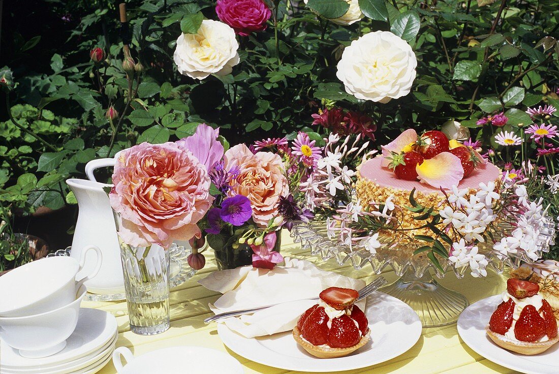 Erdbeertörtchen & Kuchen im Garten mit frischen Blumen