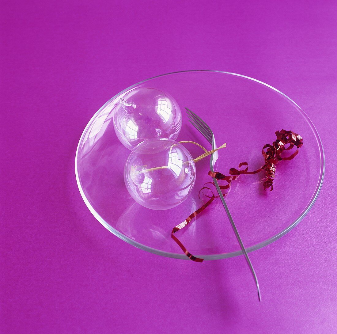 Glasteller mit Glaskugeln dekoriert